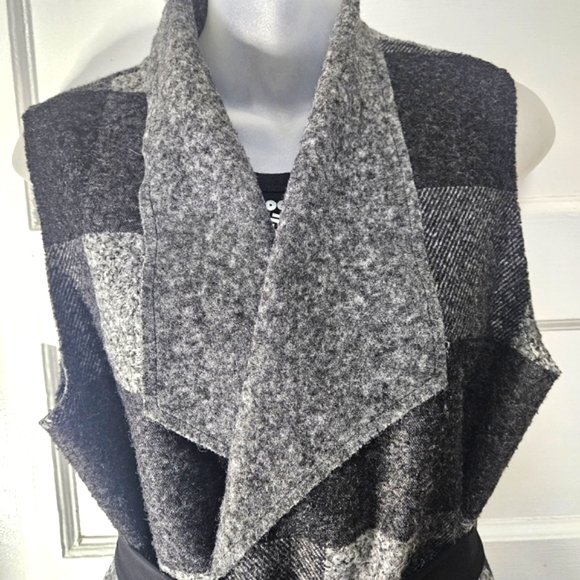 Mode Vin Rouge Fashion Black Grey Check Vest with Side Slits and Pockets - Picture 3 of 13